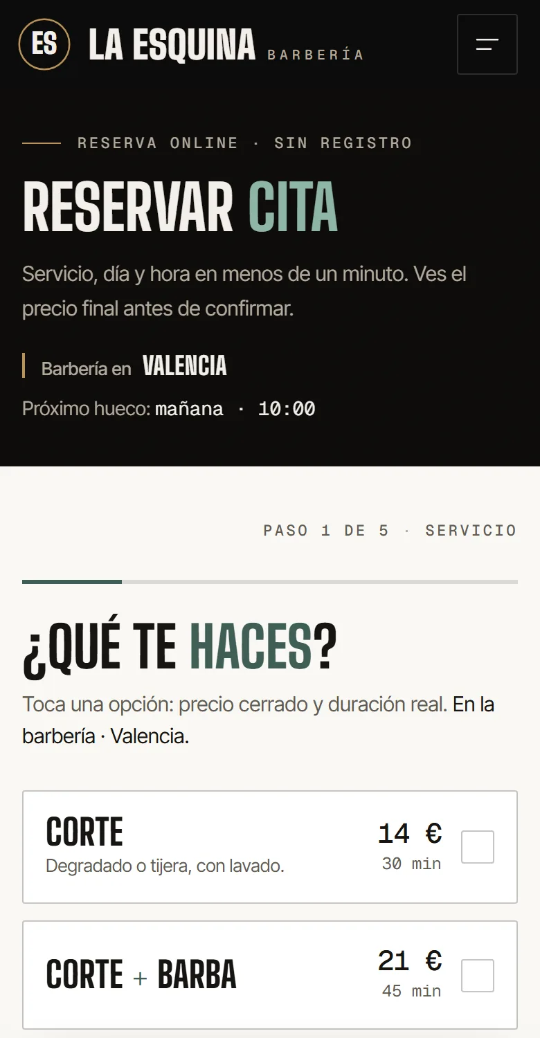Primer paso de una reserva en el móvil: el cliente elige corte, barba o cejas y ve el precio y la duración
